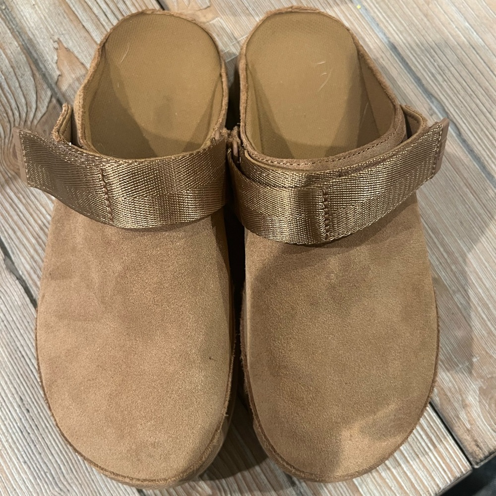 UGG GOLDENSTAR CLOGS